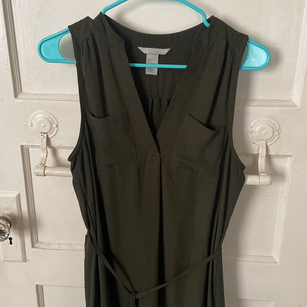 Sleeveless belted dress - Picture 2 of 3